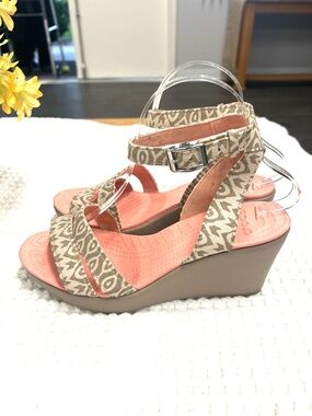 CROCS Leigh II Tan and White Patterned Ankle Wrap Wedge Sandals. Size 9